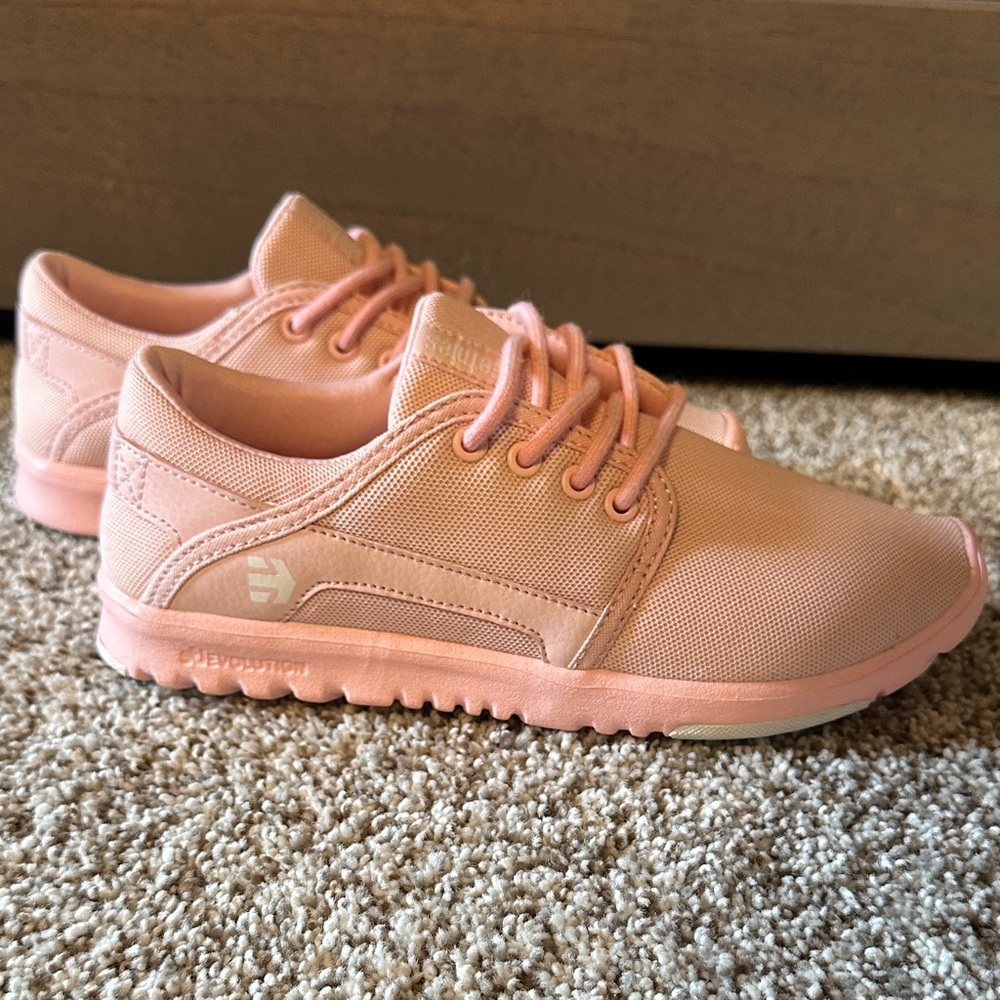 Etnies Women’s NWOT Light Pink Women's Sneakers / Shoes ( Size 6 )